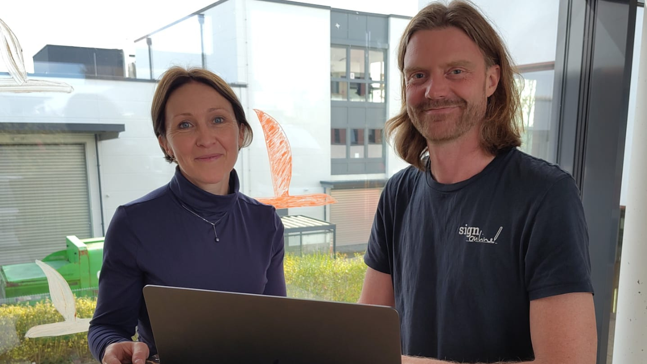 Nancy Kannenberg of DR-WALTER and Martin Nørgaard Gregersen of sign.online working on laptop to digitise signing workflows